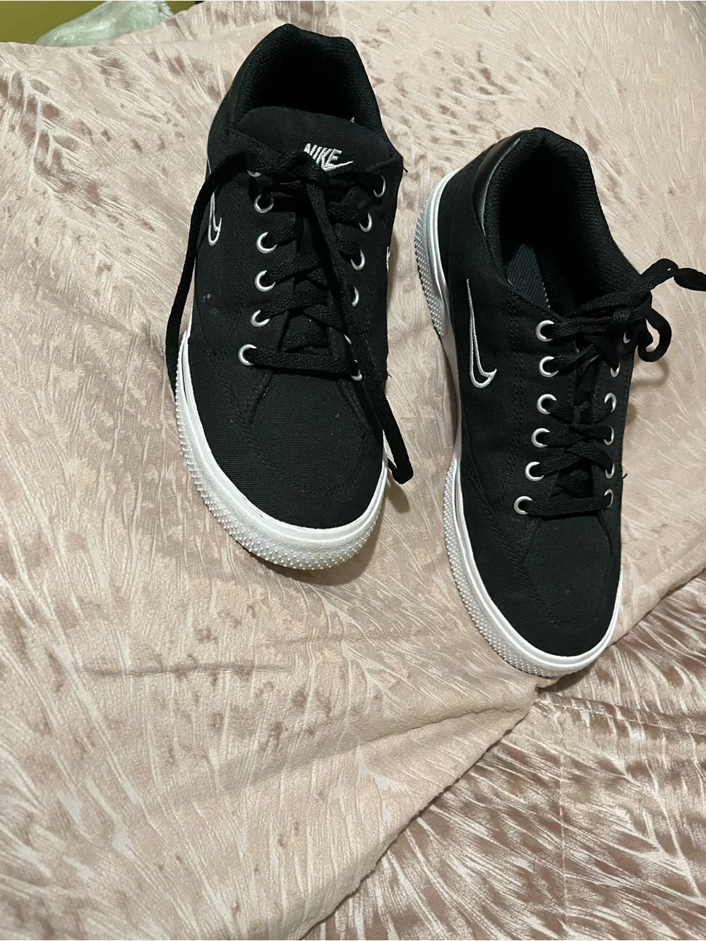 Nike Men's Black and White Low-Top Sneakers